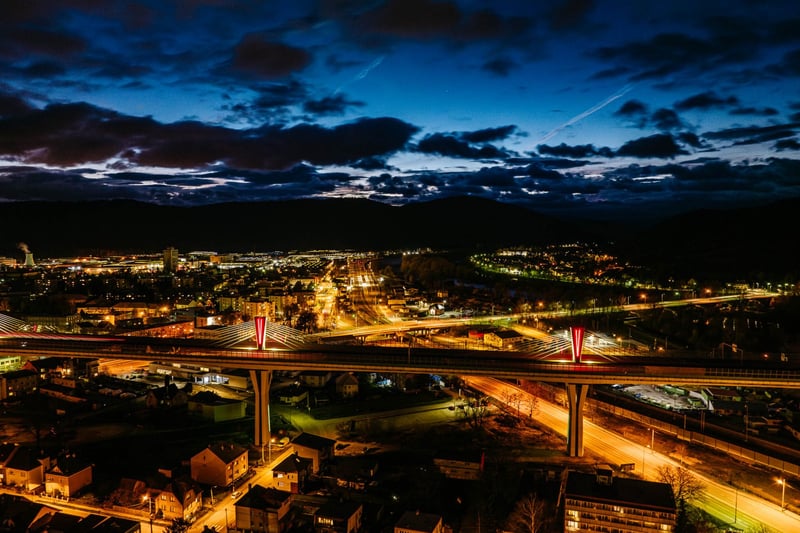 Letecký nočný pohľad z dronu na osvetlené mesto Považská Bystrica.
